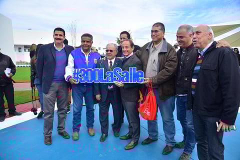 Ex alumnos con el maestro Antonio Deloya