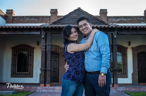 08122018 Selene Fonseca González, hija de los señores Odón Fonseca Partida y Olivia Janet González Hernández, llegará al altar de la Capilla La Resurrección del Señor para contraer nupcias con su prometido, Alan Leonardo Nauriza Alvarado, quien estará acompañado por sus padres, Leonardo Nauriza Arellin e Irene Cristina Alvarado Martínez. El Salón Alcázar Nácar será el lugar que recibirá a amigos y familiares de la pareja para disfrutar de una noche de fiesta.