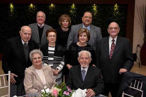 Martha y Francisco acompanados de sus amigos de toda la vida
