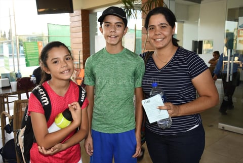 Estefania y Angel Nevarez Aparicio, Elsa Aparicio