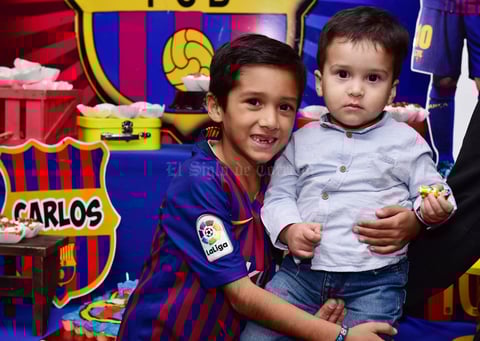 Carlos con su hermanito, Mauricio