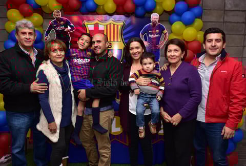 Carlos con sus papas, Carlos Cruz y Cecy Avalos, su hermanito, Mauricio, sus abuelitos, Vicky, Carlos y Tere, y su tio, Juan