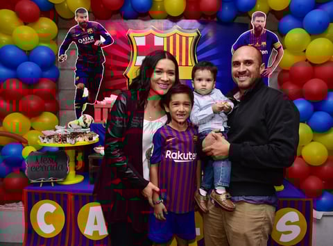 Carlos con sus papas, Carlos Cruz y Cecy Avalos, y su hermanito, Mauricio