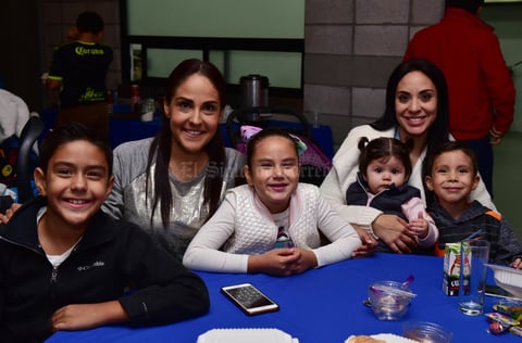 Santiago, Kukla, Barbara, Selene, Carlota y Asdir