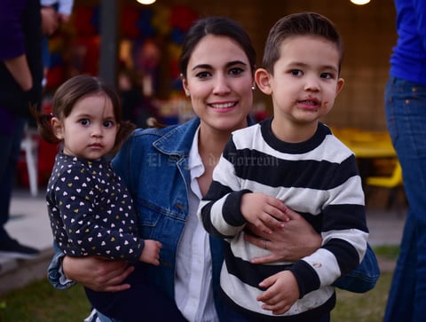 Ximena, Abril y Nicolas Campa