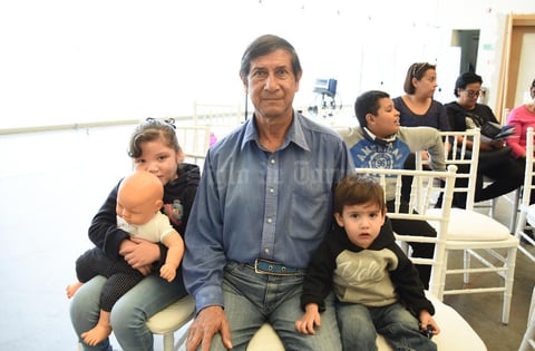 09122018 EN FAMILIA.  Karen, Jesús y Gael.
