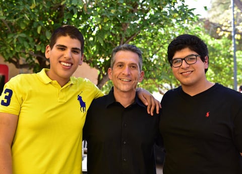 09122018 CELEBRA SU CUMPLEAñOS.  Memo Milán acompañado de sus hijos, Ernesto y Guillermo.