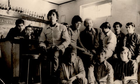 16122018 Juan, "El Bigotes" (f), Ãngel, Santos, Chuy, Nino (f), Agapito (f), Poncho (f), "El Muerto" (f), "El Tili" (f) y Pancho, en el Bar Sazuve en 1973.