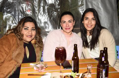 20122018 ENTRE AMIGAS.  María Fernanda, Rocío y Montserrat.