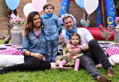 Jack y Emma con sus papas, Paola y Luck