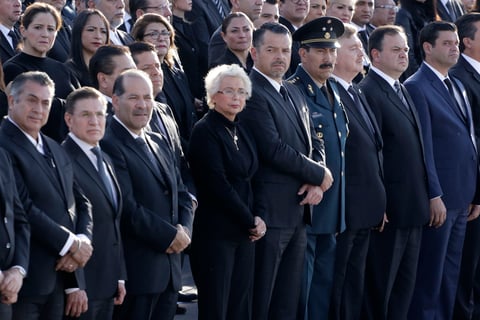 Junto a la guardia de honor la banda de guerra de la Policía Estatal dio el toque de silencio.