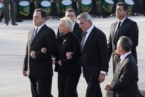 Luego del mensaje, se llevó a cabo la guardia de honor, en la que participó Olga Sánchez Cordero, secretaria de Gobernación, gobernadores asistentes, entre los que se encontraban Rodríguez Calderón y Rosas Aispuro así como los familiares de los difuntos, senadores, diputados y presidentes de los partidos nacionales.