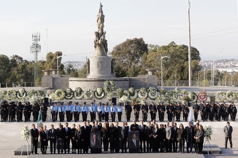 Luis Banck señaló que a nombre de familiares, colaboradores y amigos, se exige una investigación a fondo e independiente, mientras que los asistentes a unísona voz exclamaban justicia.