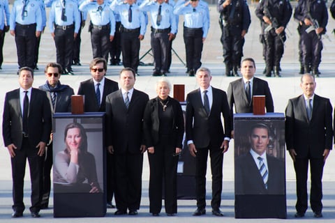 Entre coronas de flores y la banda de guerra de la Policía Estatal, fueron recibidos con aplausos las cenizas de los políticos y tres tripulantes que les acompañaban al momento del siniestro.