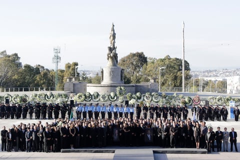 Ante familiares, políticos de alto nivel y gobernadores, amigos, empresarios y académicos, se llevó a cabo la ceremonia luctuosa de la gobernadora de Puebla Martha Érika Alonso y su esposo, el senador Rafael Moreno Valle en la Plaza la Victoria en la capital del estado.