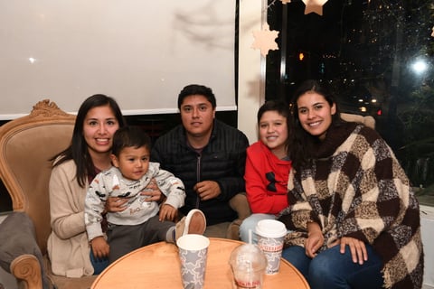 Mitzi Barrientos, Noana, Quetzal, Emiliano y Cindy Martínez.