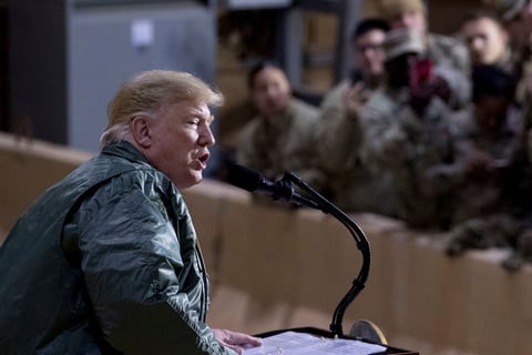 "Lo que sea necesario. Necesitamos un muro. Necesitamos seguridad en nuestro país. Incluso desde este punto de vista. Tenemos terroristas que vienen a través de la frontera sur", dijo Trump preguntado sobre la duración del cierre.
