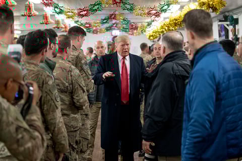 El presidente estadounidense Donald Trump realizó este miércoles una visita sorpresa a los soldados estadounidenses estacionados en Irak.