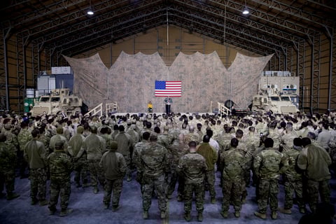 El presidente estadounidense Donald Trump realizó este miércoles una visita sorpresa a los soldados estadounidenses estacionados en Irak.