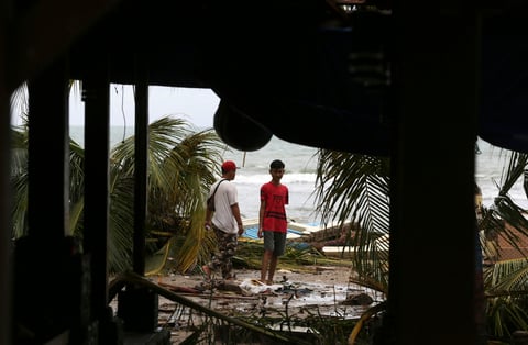 Los datos de radar de los satélites, convertidos en imágenes, muestran que el volcán Anak Krakatau es mucho más pequeño después de la erupción del sábado.