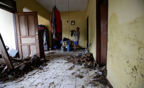 El desastre golpeó sin previo aviso, tomando a la gente por sorpresa en un país que regularmente sufre deslizamientos de tierra, terremotos y erupciones volcánicas. Ningún sismo sacudió el suelo de antemano, y las olas surgieron tierra adentro durante la noche en un fin de semana festivo mientras la gente disfrutaba de los conciertos y otras actividades en la playa y en los centros turísticos.
