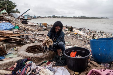 Indonesia amplió la zona vedada alrededor de la isla donde un volcán desató un tsunami el fin de semana, matando al menos a 430 personas en las islas de Sumatra y Java, informaron el jueves las autoridades.