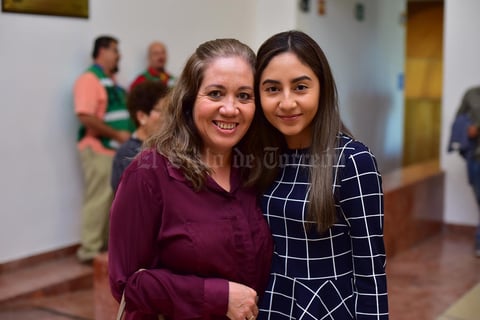28122018 MUY CONTENTAS.  Valeria y Carmen.