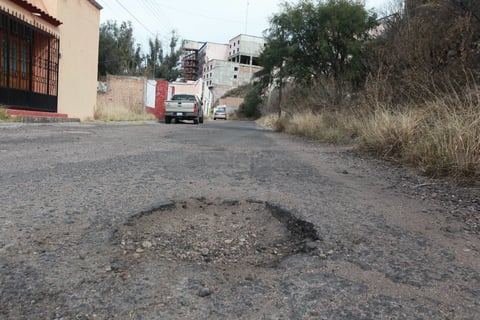 Derivado del poco mantenimiento que las autoridades le han dado, considerando los años de antigüedad y la carga vehicular que tiene.