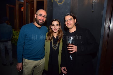04012019 DE FIESTA.  Carlos, Elena y Rafa.