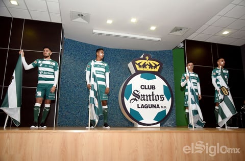 Los cuatro refuerzos de los Guerreros fueron presentados ante una parte de la afición lagunera.