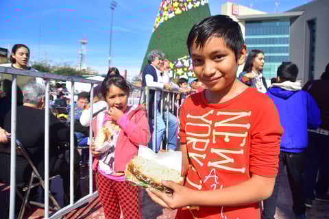 Pequeños con la Rosca de Reyes.