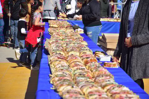 El alimento en el que se emplearon más de 700 kilos de masa fue degustado por unas 4 mil personas en la Plaza Mayor de Torreón.