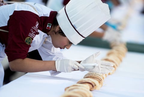 En esta rosca participaron 140 estudiantes de Gastronomía, además de 400 voluntarios, quienes colocaron la rosca alrededor del camellón central del bulevar Venustiano Carranza, en el tramo que va de las calles Chihuahua a Reynosa.
