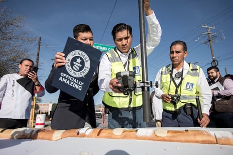 Los más de dos mil metros de esta rosca, certificados por Guinness World Record, superaron por mucho la anterior marca de 973.24 metros de longitud, la cual se había conseguido en Suiza, según datos del adjudicador oficial Carlos Tapia.