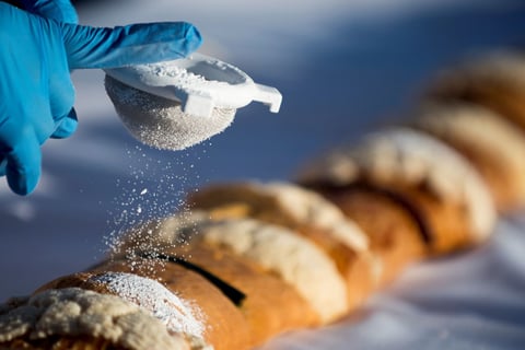 Para esta rosca de Reyes se utilizaron dos toneladas de harina, 10 mil huevos, 350 kilogramos de margarina, 156 kilogramos de ate, 16 litros de vainilla, 18 litros de azahar, 25 kilogramos de levadura, 150 kilogramos de manteca, 700 kilogramos de azúcar, así como 7 mil figuras de niños Dios.