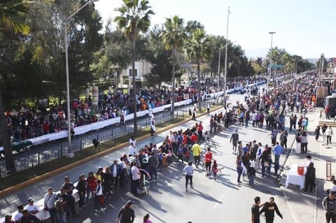 El Gobierno Municipal de Saltillo y la Universidad Vizcaya de las Américas, rompieron el récord de la rosca de Reyes más larga del mundo, esto luego de elaborar una pieza de 2 mil 065 metros y 43 centímetros de longitud, la cual fue distribuida entre los ciudadanos en el Paseo Saltillo.