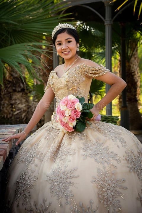 06012019 Isela Monserrat Hernández Hernández dio gracias a Dios por su vida en la Parroquia Inmaculada Concepción. Estuvo acompañada por su chambelán de oro, el joven Juan José Hernández Hernández, la tarde del 22 de diciembre.- Benjamín Fotografía.