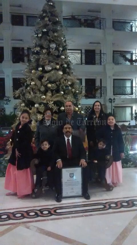 06012019 El Postdoctor en compañía de sus padres, Don Benito Rodríguez Rangel y Doña Ricardo Reza de Rodríguez; su esposa, Karla Sánchez de Rodríguez, y sus hijos, Karla Jovita, Themis Yazmín, Ricardo Rodrigo y Rodrigo Ricardo Rodríguez Sánchez.