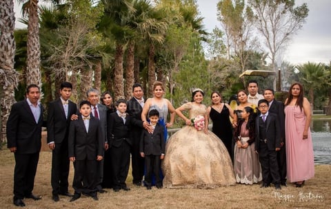 06012019 Ángeles acompañada por sus padres, Juan Gerardo López Soto y Pilar Ramírez Saucedo, y sus hermanos, Juan Gerardo y Elías.