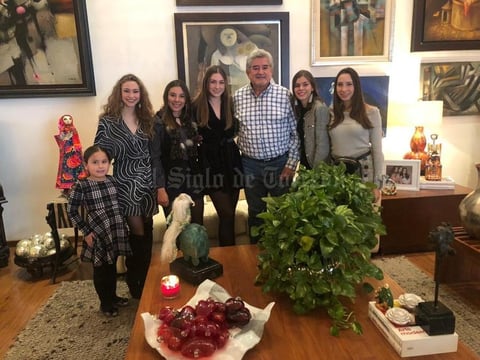07012019 CENA NAVIDEñA.  Fernando González Ruiz con Jimena, su nieta, Ivanna, Pía, Aitanna, Rosé y Luciana.
