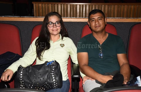 08012019 EN EL TEATRO.  Rosa María y Paulino.