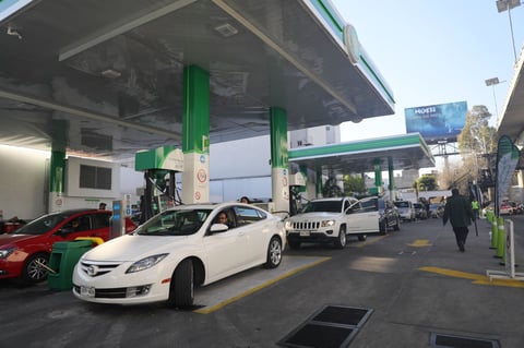 Estados viven caos por desabasto de combustibles