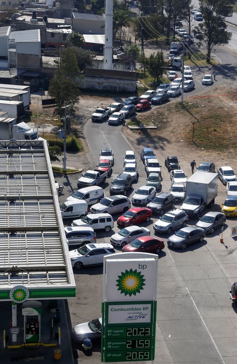Estados viven caos por desabasto de combustibles