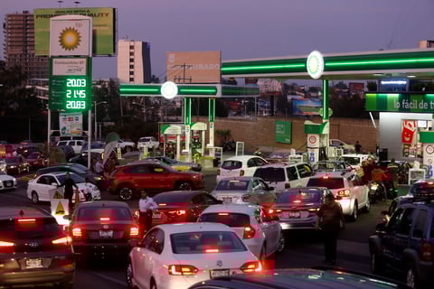 Estados viven caos por desabasto de combustibles