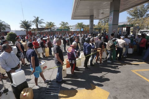 Estados viven caos por desabasto de combustibles