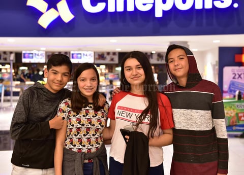 10012019 EN EL MALL.  Antonio, Andrea, Gisela y Javier.