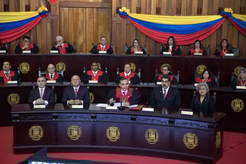 Juramentó al cargo como presidente ante el Tribunal Supremo de Justicia en un hecho inédito y en abierto desafío a la Asamblea Nacional, controlada por la oposición.
