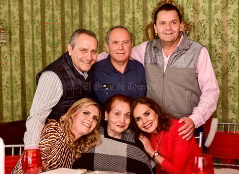 Dona Elena con sus hijos Javier,Ricardo,Daniel,Ana Luisa y Pecky.