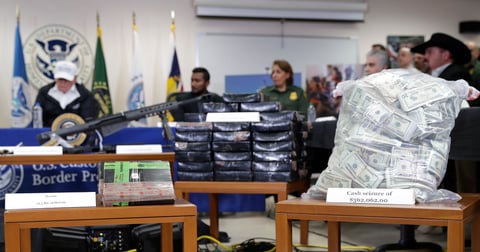 La disputa por el presupuesto mantiene por tercera semana consecutiva el cierre parcial del gobierno, lo que afecta en forma directa a por lo menos 800 mil empleados federales y servicios como recolección de basura, administración de parques nacionales y museos, entre otros.