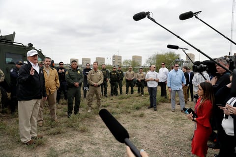 Según reportes de prensa, al salir de Washington hacia Texas, Trump volvió a decir que no descarta declarar una “emergencia nacional” por lo que llama crisis migratoria y la negativa del Congreso para aprobar los fondos.